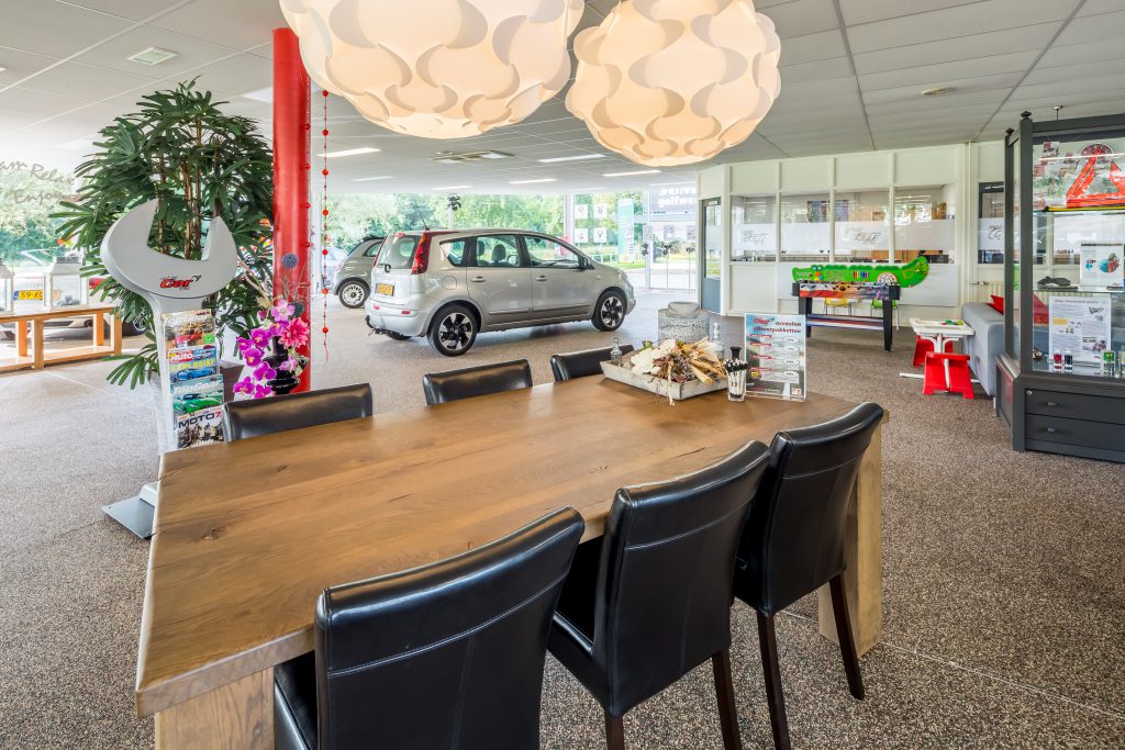 Tafel in de showroom